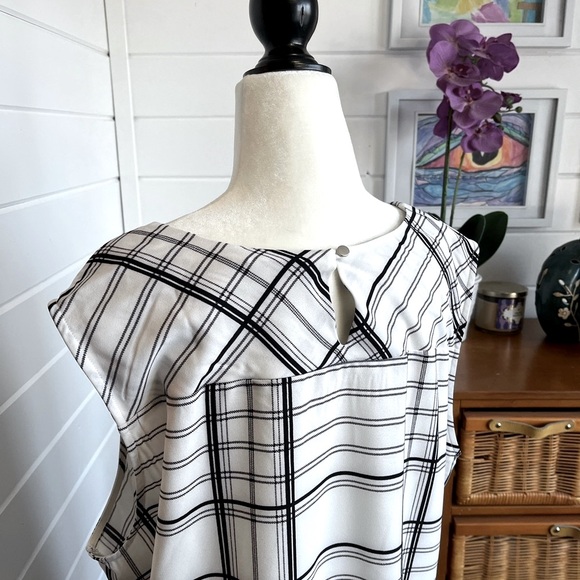 Ricki’s Ladies XXL Black & White Sleeveless Top, EUC - Picture 7 of 9